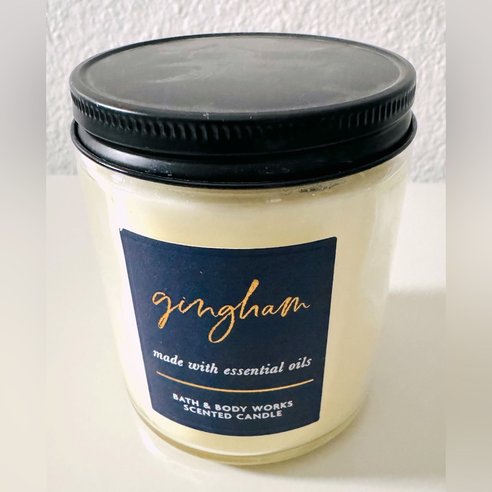 NWT. Bath & Body Works Gingham scented single wick candle.